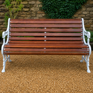 Banc de jardin classique en fonte blanche avec accoudoirs décoratifs en bois, idéal pour l'extérieur, la terrasse, le parc ou la pelouse - Product Image 1