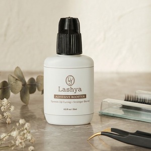 [Lashya] กาวต่อขนตาชนิดเร่งการแห้งเร็ว 15 มล. กลิ่นน้อย สำหรับต่อขนตาแบบวอลลุ่มและแบบคลาสสิก - Product Image 1