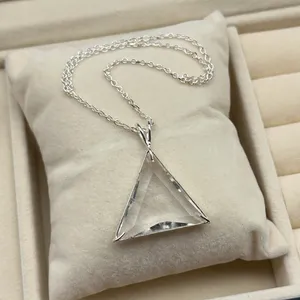 Collier pendentif triangle en quartz naturel transparent 25 mm, bijoux en laiton plaqué argent, or, or rose, rhodium, cadeau, vente en gros - Product Image 3
