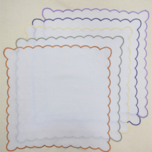 Serviette de table élégante et luxueuse en lin fait main avec bord festonné et bordure brodée, écologique, pour table de mariage - Product Image 1