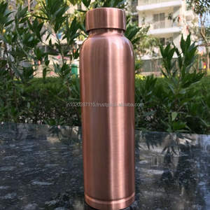 Botella de agua de cobre puro al 100 por ciento para agua potable que apoya la salud de las articulaciones, el brillo y el bienestar de la piel - Product Image 1