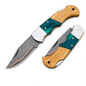 Cuchillo de caza plegable de acero de Damasco con hoja de punta caída y filo recto, mango de madera con incrustaciones verdes, refuerzo de acero y apertura con perilla. - Product Image 4