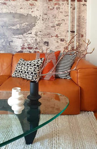 Vase de table noir avec surface en fer texturé pour arrangements floraux décoratifs dans le salon, le bureau ou la cuisine - Product Image 6