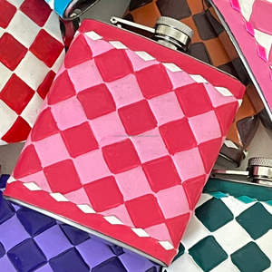 Petaca de bolsillo personalizada de cuero de vaca repujado a mano para whisky, recipiente para beber, venta al por mayor y suministros - Product Image 4