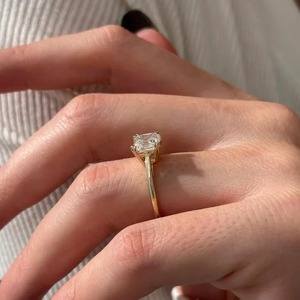 Bague de fiançailles solitaire élégante en platine avec diamant de laboratoire taille Asscher, design tendance, sertissage cathédrale à double griffe haute - Product Image 5