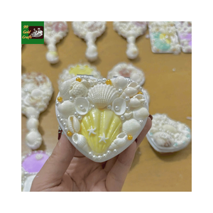 Espejo de Concha Hecho a Mano con Perlas, Espejo de Vanidad Inspirado en el Océano, Espejo de Bolso Náutico, Espejo Compacto de Concha Marina - Product Image 1