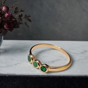 แหวนหมั้นดีไซน์สมอเรือฝังเพชรมรกตชุบทอง14K แฮนด์เมดพร้อมการกำหนดช่องทางสไตล์ชาติพันธุ์ได้รับการรับรองสำหรับทุกเพศ - Product Image 1