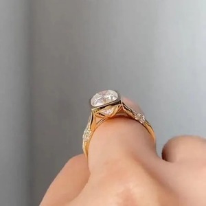 Bague de fiançailles en moissanite taille coussin, sertie clos, en or, bague de mariée, bague solitaire, cadeau pour elle, bague pour femme. - Product Image 2