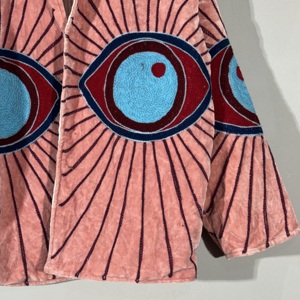เสื้อแจ็คเก็ตปักลายตาแมวสีชมพูกำมะหยี่ – เสื้อโค้ทงานแฮนด์เมดสไตล์โบโฮสำหรับงานเทศกาล เสื้อคลุมดีไซน์ศิลปะ โดดเด่นไม่เหมือนใคร - Product Image 6
