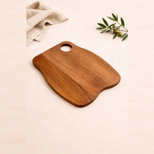 Planche à découper en bois d'acacia artisanale de qualité supérieure, écologique, de forme irrégulière, pour la cuisine et le service gastronomique - Product Image 4