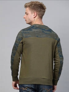 เสื้อสเวตเชิ้ตคอกลมลายพรางสีเขียวมะกอกสำหรับผู้ชาย ทรงปกติ ผ้าถัก สวมใส่สบาย เหมาะสำหรับฤดูใบไม้ร่วง ผลิตจากผ้าฝ้าย 100% - Product Image 2