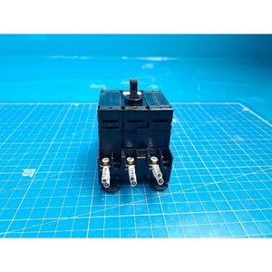 Protecteur de circuit 3 pôles Fuji CP33E/15, utilisé comme pièce détachée pour équipement semi-conducteur d'époque - Product Image 3