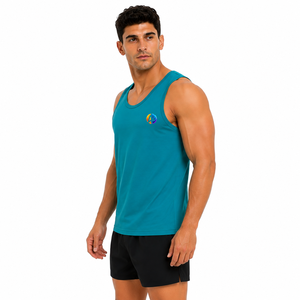 El acabado impecable crea un look pulido con el camiseta sin mangas Man Tank Top, que ofrece soporte activo para entrenamientos en el gimnasio y viajes a la playa, ideal para el uso diario. - Product Image 2