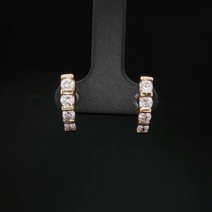 Boucles d'oreilles huggie à quatre pierres en diamant rond cultivé en laboratoire, or massif 14 carats, bijoux surprise pour femme, cadeau pour un mariage - Product Image 1