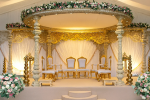 Mandap de Boda Clásico Tradicional de Tres Columnas Tallado en Madera Ligera Tratada, Hecho a Medida para Bodas en EE. UU. - Product Image 6