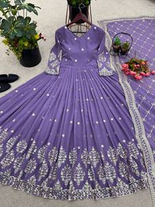 Ensemble de costume Anarkali ethnique moderne haut de gamme en tissu de soie Fandy à séchage rapide pour Diwali, mariages et soirées, pour femmes, vente en gros Ramdev Trading - Product Image 4