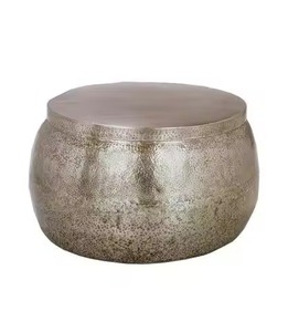 Mesa de centro redonda de metal con base cruzada y bandeja superior chapada en latón de calidad premium para cafetería boutique moderna o estación de bebidas. - Product Image 6