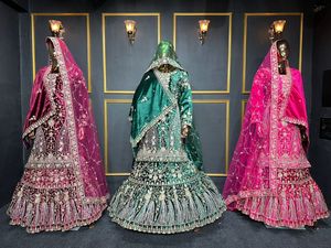 Terciopelo de lujo Farsi nupcial Gharara con doble Dupatta Full Heavy Flare y intrincado trabajo de piedra Jarkan en 7 opciones de color - Product Image 2