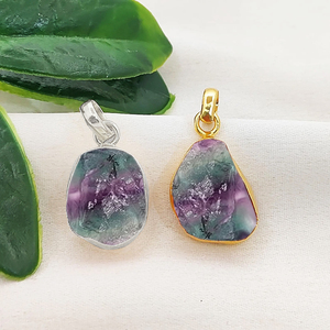 Colgante de fluorita multicolor en bruto con engaste, dijes de fluorita arcoíris bañados en oro, colgante de joyería de cristal curativo, dije con engaste de 10-12mm - Product Image 1