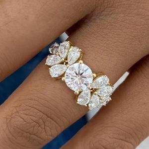 Anillo de compromiso de diamante de corte ovalado en oro amarillo macizo con piedra lateral en forma de pera, anillo de diamante cultivado en laboratorio, anillo de boda solitario para ella. - Product Image 1