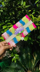 Clutch tipo sobre exquisitamente elaborado a mano, una pieza llamativa para ocasiones festivas, bodas o celebraciones culturales. - Product Image 2