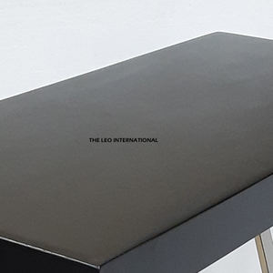 โต๊ะคอนโซลสีดำ วัสดุทำจากแผ่น MDF และสแตนเลส ดีไซน์รูปทรงสามเหลี่ยม ฐานขัดเงา แข็งแรงทนทาน - Product Image 5