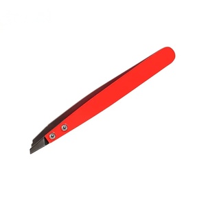 Pince à épiler de luxe Ryzer Studio, moderne, rouge, en acier inoxydable, à pointe incurvée, design durable pour une mise en forme précise - Product Image 6