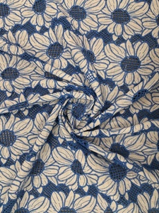 Tissu en dentelle ajourée en coton bleu et blanc cassé avec grand motif floral et motif en maille pour vêtements de créateurs (vente en gros) - Product Image 5