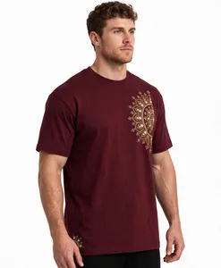 เสื้อยืดแขนสั้นคอกลมสีแดงเลือดหมูสำหรับผู้ชายจาก Oneten Apparel พร้อมลายพิมพ์แมนดาลาสีทอง ผลิตจากผ้าฝ้าย 100% ทรงโอเวอร์ไซส์ - Product Image 3