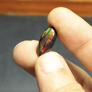 Ópalo Negro Natural Multifuego de 4.40 Quilates, Cabujón Ovalado Pulido de 19x9mm, Gema Suelta para Joyería - Product Image 3