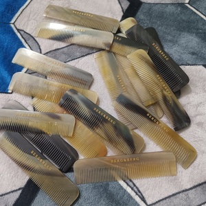 Peigne à dents larges en corne de buffle artisanal, antistatique, naturel, fait main, outil de démêlage pour cheveux bouclés, épais, longs et soin de la barbe - Product Image 1