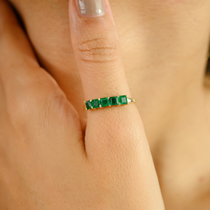 Anillo de Media Eternidad con Gema de Esmeralda de Corte Cuadrado, Diseño Clásico Minimalista, Apilable, Oro Amarillo Sólido K14, Fabricante de Joyería - Product Image 4