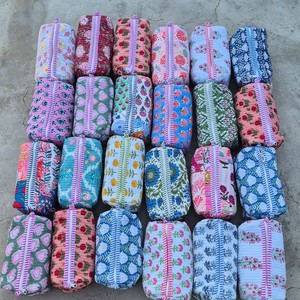 Floral Pattern Cosmetic Bag Small Zipper Closure Textile Portable Makeup Organizer Lovely Style Multi-Color Design - Product Image 5