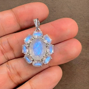 จี้รูปดอกไม้มูนสโตนหินธรรมชาติสำหรับผู้หญิงจาก Rhaya Jewels เงินสเตอร์ลิงชุบโรเดียม ดีไซน์คลาสสิกแบบมินิมอล ตัวเรือนแบบกรงเล็บ - Product Image 3