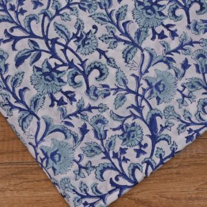 Tela de Algodón Blanco Premium Estampada a Mano con Diseño de Flores Azules y Hojas de Vid para Confección de Ropa y Decoración - Product Image 2