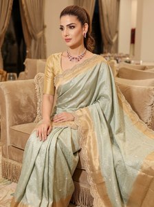 Sari en organza vert menthe avec bordure festonnée brodée de perles et ensemble de chemisier en tissu doré - Product Image 4