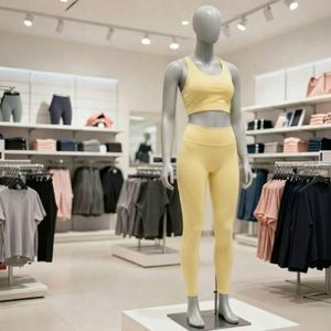 Ensemble de vêtements de sport pour femmes en deux pièces, soutien-gorge de sport respirant et short de yoga taille haute ajusté avec logo sur le devant - Product Image 4
