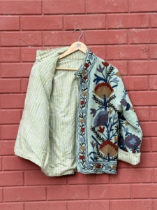 Chaqueta de Algodón Sujani Verde Menta Bordada a Mano para Mujer, Estilo Étnico Bohemio Floral, Ropa Exterior para Compradores Mayoristas de Boutiques en Línea - Product Image 4