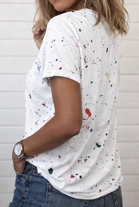 T-shirt à manches courtes décontracté pour femme avec imprimé graphique de gouttes de peinture et graffiti artistique - Product Image 3