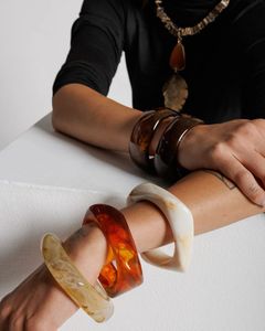 Bracelet en résine personnalisé avec incrustation de fleurs naturelles et design artisanal élégant - Product Image 4