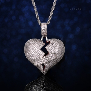 Colgante Corazón Curativo – Pieza de Plata 925 con Moissanita, Corazón de Amor Cosido – Colgante Corazón Reparador con Moissanita Helada - Product Image 1