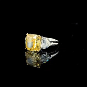 Bague de fiançailles en or blanc massif 18 carats avec trois pierres de diamant, 3,00 carats, jaune vif fantaisie, taille coussin, taille cœur, pierres latérales en diamant - Product Image 2