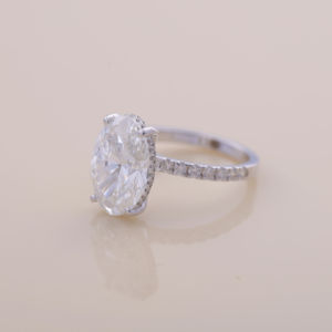Anillo de Compromiso con Diamante Cultivado en Laboratorio de Corte Ovalado de 3.00Ct con Banda Pavé con Halo Oculto en Plata de Ley 925 Sólida - Product Image 6