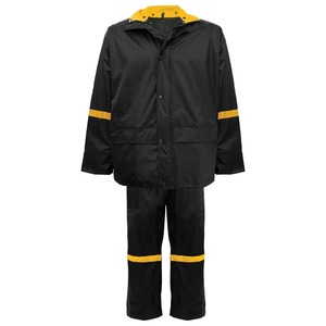Traje Impermeable Negro con Ribete Amarillo y Chaqueta con Capucha para Uso en Exteriores - Product Image 1