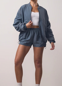 กางเกงวิ่งขาสั้นผู้หญิงสีน้ำเงินกรมท่าคุณภาพสูง โลโก้สั่งทำพิเศษ เอวยางยืด ผ้าไนลอนน้ำหนักเบา เหมาะสำหรับออกกำลังกายและโยคะ - Product Image 6