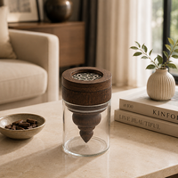 Brûleur d'encens en bois de santal fait main avec base en verre et couvercle au design complexe pour une utilisation aromatique
