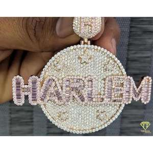 Medallón con nombre de diamante de moissanita personalizado colgante en plata de ley colgante con diamante de moissanita helado - Product Image 4