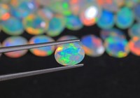 Ópalo Etíope Natural, Corte Oval Facetado de 9x7mm, Gema Pulida Opalescente para Joyería