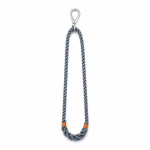 Cordón de poliéster premium trenzado gris con detalles naranjas y clip metálico para tarjetas de identificación, llaves y credenciales. - Product Image 2