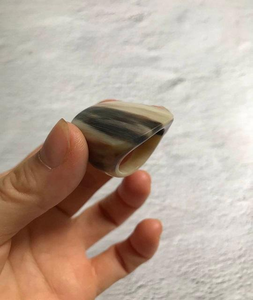 Anillo de cuerno de buey hecho a mano con diseño tribal africano, elegante anillo de cuerno de búfalo pulido para hombre, hecho a mano. - Product Image 2